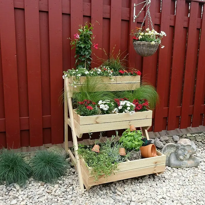 Promadino Pflanzkasten - Holz, Braun - Dreistufiger Blumenständer aus Holz mit verschiedenen Blumen und Pflanzen, der eine charmante Gartendekoration bietet.
