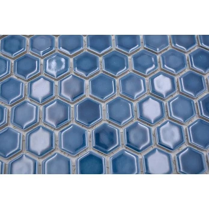 Mosaikfliese Hexagon Uni HX 230 - 26 x 30 cm, Blau, Glänzend - Nahaufnahme von blau glasierten Sechseck-Fliesen, die ein stilvolles Mosaik für Küche oder Bad ergeben.