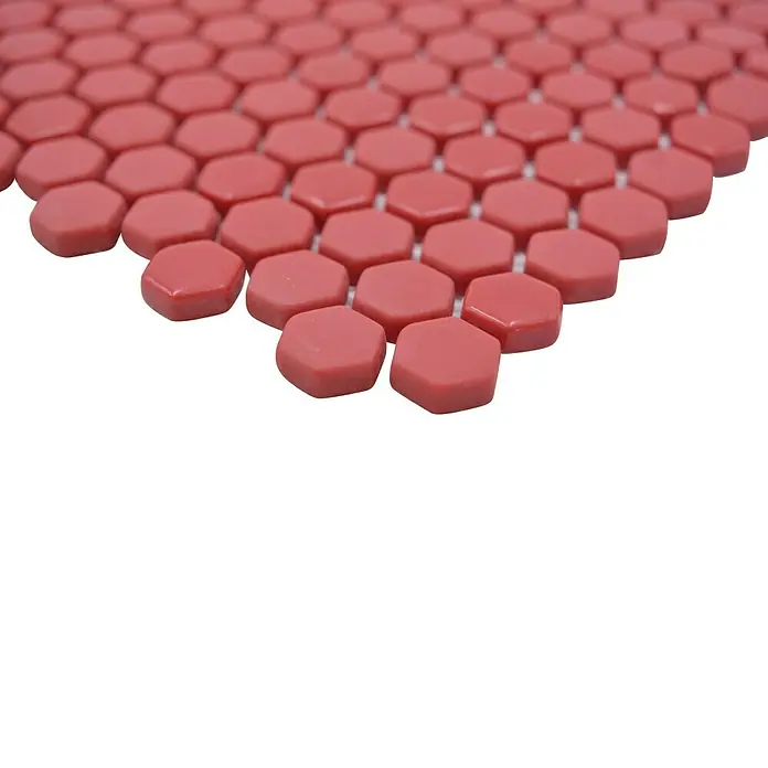 Mosaikfliese Hexagon CUBA HX6GM - 29 x 29,5 cm, Rot, Matt - Nahaufnahme von korallenroten, sechseckigen Mosaikfliesen, ideal für dekorative Wand- oder Bodengestaltung.