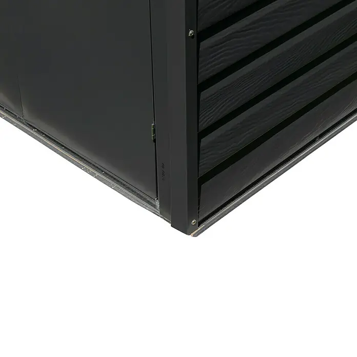 Spacemaker Geräteschrank 4x7 - Außenbreite inkl. Dachüberstand: 124 cm, Außentiefe inkl. Dachüberstand: 203 cm, Stahl, Grau - Detailaufnahme eines schwarzen Gartenhauses mit markanter Holzstruktur und soliden Metallverbindungen.