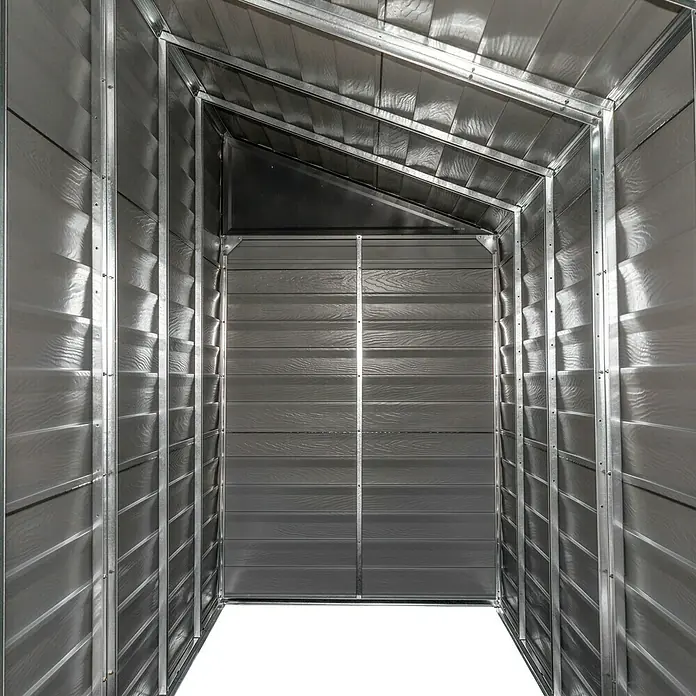 Spacemaker Gerätehaus 4x10 - Außenmaß inkl. Dachüberstand (B x T): 124,5 x 294,6 cm, Stahl, Grau - Innenansicht eines modernen Geräteschuppens mit grauem Holzverkleidungsdesign und silbernen Metallrahmen für Stabilität und zeitgemäße Optik.