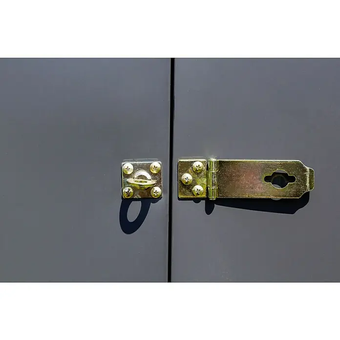 Spacemaker Geräteschrank 4x7 - Außenbreite inkl. Dachüberstand: 124 cm, Außentiefe inkl. Dachüberstand: 203 cm, Stahl, Grau - Nahaufnahme eines grauen Schranks mit einem goldenen Schließriegel und Schrauben. Der Riegel ist befestigt, um den Schrank sicher zu verschließen.