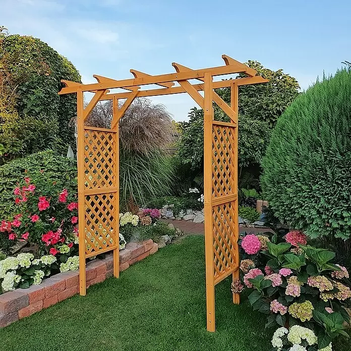 Promadino Pergola Bamberg - Höhe: 208 cm, Ausführung: Ohne Tür & Pflanzkasten - Gartenbogen aus Holz mit Rankgittern, der einen Eingang zu einem lebendigen Garten mit bunten Blumen bildet.