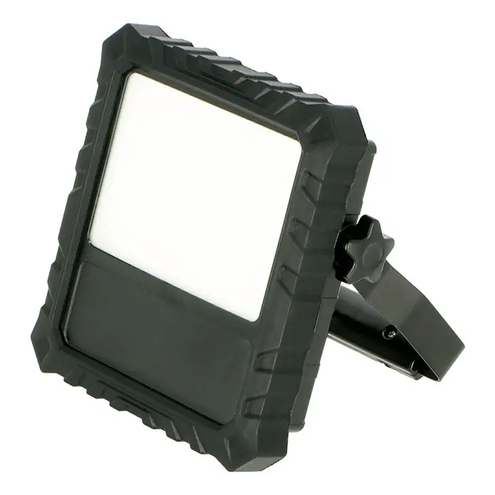 Voltolux Proyector LED - 30 W, 2.100 lm, 4.000 K, IP54 - Imagen de una robusta luz de trabajo LED con carcasa negra y soporte ajustable. Ideal para obras y talleres.