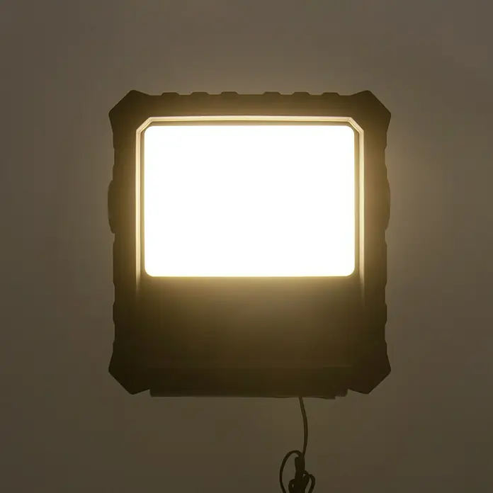 Voltolux Proyector LED - 30 W, 2.100 lm, 4.000 K, IP54 - Primer plano de una lámpara de trabajo LED cuadrada con carcasa robusta y luz brillante. Ideal para obras y talleres.