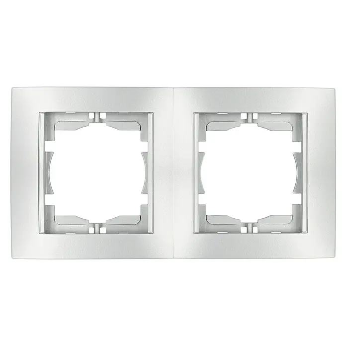 Voltomat DEA 100 Abdeckrahmen - Alu/Silber, 2-fach, Kunststoff, Vertikal - Nahaufnahme eines zweifachen, silberfarbenen Schalterrahmens. Das Produkt ist modern und weist ein minimalistisches Design auf, ideal für jedes Interieur.