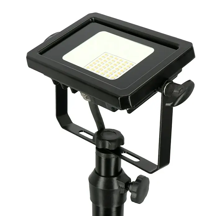 Profi Depot LED-Strahler - 10 W, 1.650 lm, 4.000 K, L x B x H: 53,5 x 62 x 135,6 cm, IP65 - Nahaufnahme einer schwarzen LED-Flächenleuchte auf einem Ständer. Die Leuchte hat eine quadratische Form mit einer Vielzahl kleiner LEDs.