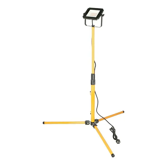Profi Depot LED-Strahler - 20 W, 3.200 lm, 4.000 K, L x B x H: 68 x 75 x 190 cm, IP65 - Ein Baustrahler auf einem gelben Stativ. Die Arbeitsleuchte ist kompakt und kann mit dem Stativ einfach transportiert und aufgestellt werden.