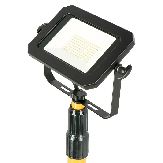 Profi Depot LED-Strahler - 20 W, 3.200 lm, 4.000 K, L x B x H: 68 x 75 x 190 cm, IP65 - Nahaufnahme einer LED-Arbeitsleuchte mit schwarzem Gehäuse und verstellbarem Stativ. Ideal für Baustellen.