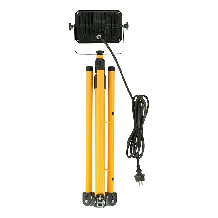 Profi Depot LED-Strahler - 20 W, 3.200 lm, 4.000 K, L x B x H: 68 x 75 x 190 cm, IP65 - Bild einer tragbaren LED-Arbeitsleuchte mit Stativ. Sie hat ein schwarzes LED-Panel, ein gelbes Stativ und ein langes Netzkabel.