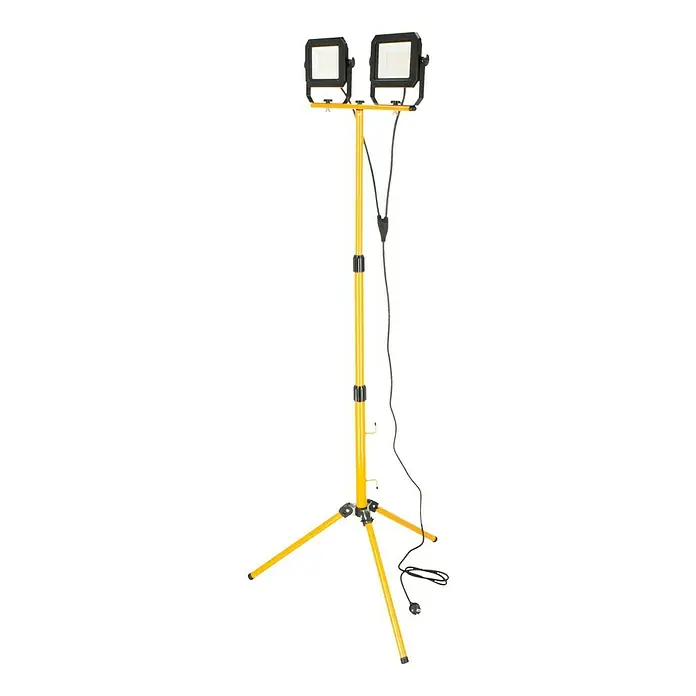 Profi Depot LED-Strahler - 60 W, 4.800 lm, 4.000 K, L x B x H: 68 x 75 x 190 cm, IP65 - Eine gelbe, höhenverstellbare Arbeitsleuchte mit zwei LED-Strahlern auf einem Stativ und einem Kabel. Praktisch für Baustellen und Werkstätten.