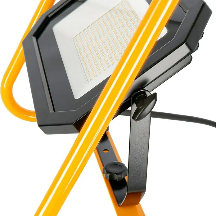 Profi Depot LED-Strahler - 50 W, 8.000 lm, 4.000 K, L x B x H: 22 x 36,2 x 38 cm, IP65 - Nahaufnahme einer LED-Baustellenleuchte mit gelbem Gestell und schwarzem Gehäuse.