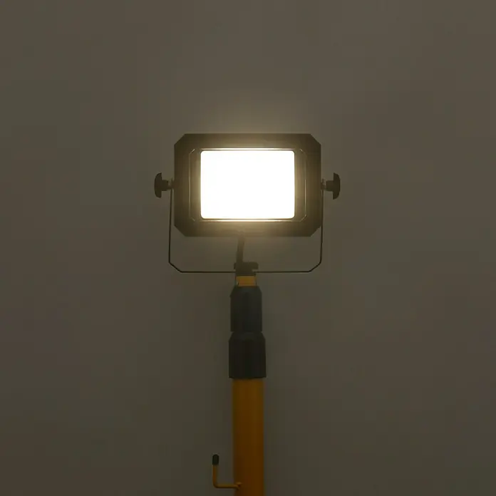 Profi Depot LED-Strahler - 20 W, 3.200 lm, 4.000 K, L x B x H: 68 x 75 x 190 cm, IP65 - Die Arbeitsleuchte mit Stativ sorgt für eine helle und zuverlässige Ausleuchtung bei Projekten. Ideal für Baustellen und Werkstätten.