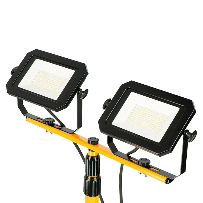 Profi Depot LED-Strahler - 60 W, 4.800 lm, 4.000 K, L x B x H: 68 x 75 x 190 cm, IP65 - Doppelter LED-Baustrahler auf gelbem Stativ. Robuste Konstruktion für den professionellen Einsatz auf Baustellen und im Handwerk.