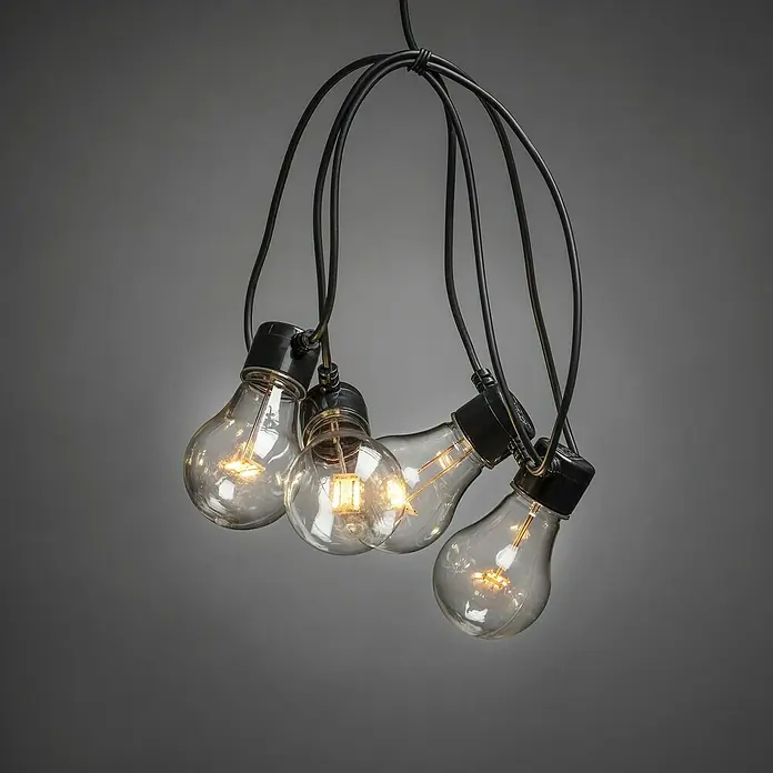 Konstsmide LED-Lichterkette System Basis-Set - Außen, 10 m, Lichtfarbe: Bernstein - Diese stilvolle Beleuchtungsgarnitur mit vier Glühbirnen in einem schlichten Design, perfekt für eine gemütliche Atmosphäre.