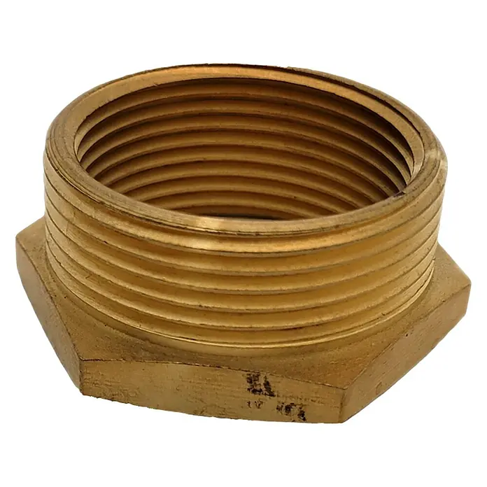Reduzierstück - Außengewinde: 1 ½″, Innengewinde: 1 ¼″ - Detailaufnahme eines goldenen, sechseckigen Messing-Rohrverbindungsstücks mit Innengewinde auf schwarzem Hintergrund.