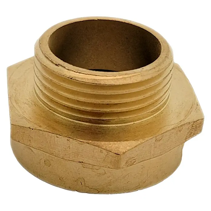 Reduzierstück - Außengewinde: 1″, Innengewinde: 1 ¼″ - Nahaufnahme eines goldenen Messingadapters mit Gewinde und sechseckigem Sockel auf schwarzem Hintergrund.