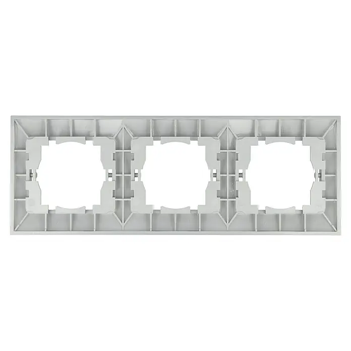 Voltomat DEA 100 Abdeckrahmen - Alu/Silber, 3-fach, Kunststoff, Horizontal - Eine weiße, dreifache Abdeckplatte für Steckdosen oder Schalter, ideal für die Wandmontage und Elektroinstallationen im Innenbereich.