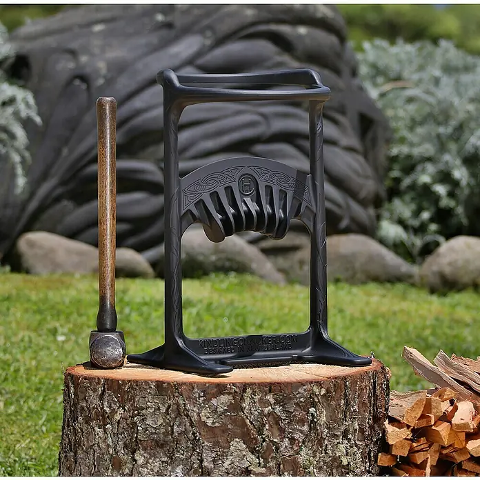 Kindling Cracker Holzspalter KingMax. Spaltgutdurchmesser: 22 cm - Brennholzspalter mit Hammer auf Baumstumpf. Das ideale Werkzeug zum einfachen und sicheren Spalten von Holz für Kamin und Ofen.