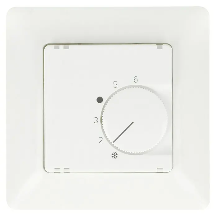 Voltomat MIKRO Raumthermostat - Alpinweiß - Nahaufnahme eines weißen analogen Raumthermostats zur Temperaturregelung in einem Haus.