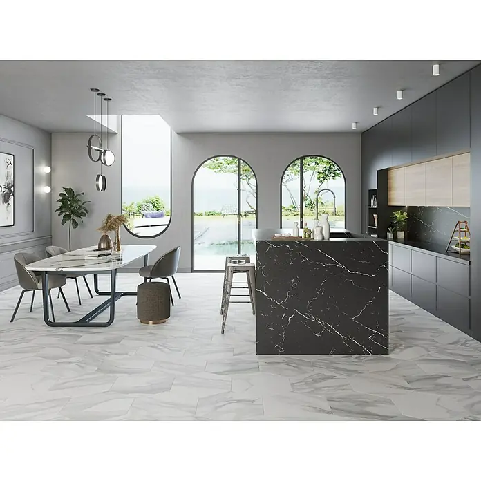 Feinsteinzeugfliese Hexagon Apuan Bianco - 56 x 49 cm, Weiß, Matt - Elegantes Küchendesign mit Marmorboden, dunkler Kücheninsel und modernen Akzenten für einen luxuriösen Look.