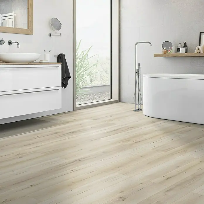 Classen Vinylbodenmuster GreenVinyl Sand-Eiche - 300 x 173 x 3,8 mm, Landhausdiele - Ein Badezimmer mit hellem Holzboden, weißer Badewanne und Waschtisch. Die Einrichtung ist modern und hell gestaltet.