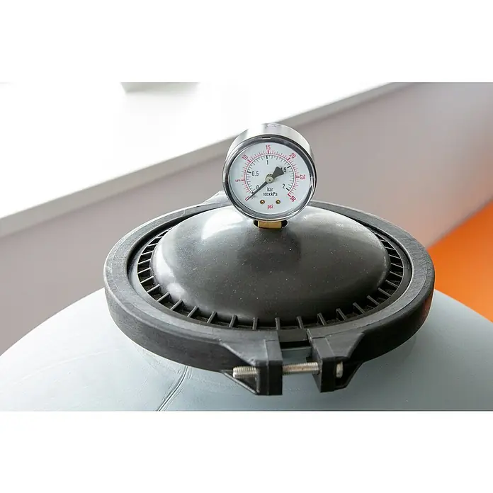 Steinbach Bausatz-Pool Classic - L x B x H: 800 x 400 x 145 cm, 41.500 l - Nahaufnahme einer Poolfilteranlage mit Manometer, das den Druck anzeigt, ideal für die Wartung von Schwimmbecken.