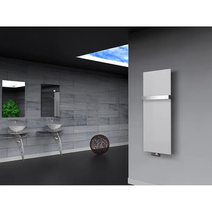 Szagato Designheizkörper Manhattan 2 - B x H: 470 x 1.200 mm, Wärmeleistung bei Vorlauftemperatur von 75 °C (D: 50): 799 W, Weiß, Mit 1 Handtuchhalter (50 mm) - Ein moderner, weißer Badheizkörper mit Handtuchhalter an einer grauen Wand in einem eleganten Badezimmer.
