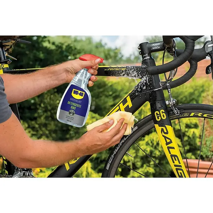 WD-40 Specialist Limpiador para bicicletas Bike - 500 ml - Primer plano de WD-40 Specialist Bike Detergent utilizado para limpiar una bicicleta negra y amarilla.