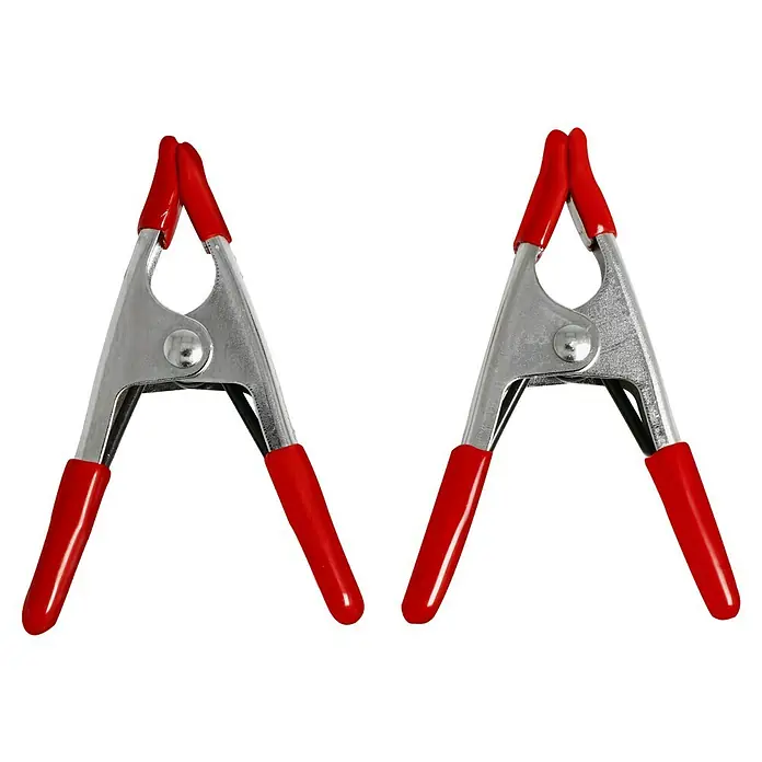 Alpha Tools Zwingen-Set - Spannweite: 30 mm, Ausladung: 30 mm - Zwei Federklemmen mit roten Griffen auf schwarzem Hintergrund. Ideal zum Fixieren von Gegenständen beim Basteln, Heimwerken und mehr.