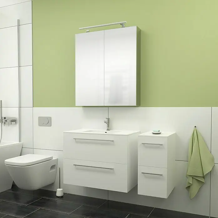 Camargue Espacio Badmöbel-Set J11 - 110 cm, Mira - Badezimmer-Interieur mit weißen Sanitäranlagen, Waschbeckenunterschrank und Spiegelschrank vor einer hellgrünen Wand.