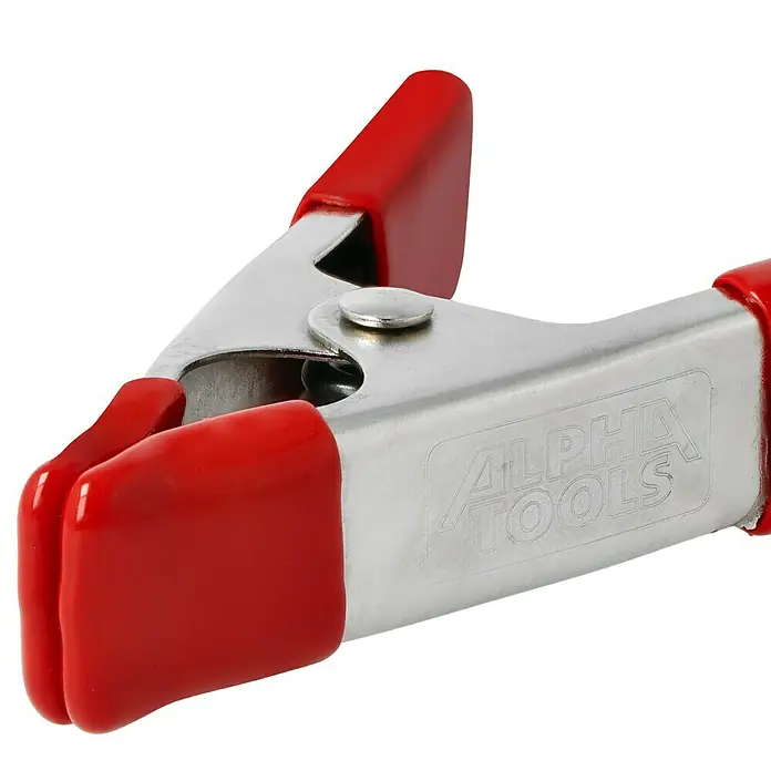 Alpha Tools Zwingen-Set - Spannweite: 30 mm, Ausladung: 30 mm - Nahaufnahme einer Federklemme mit roten Kunststoffgriffen und dem Aufdruck "Alpha Tools" auf dem Metallgehäuse.