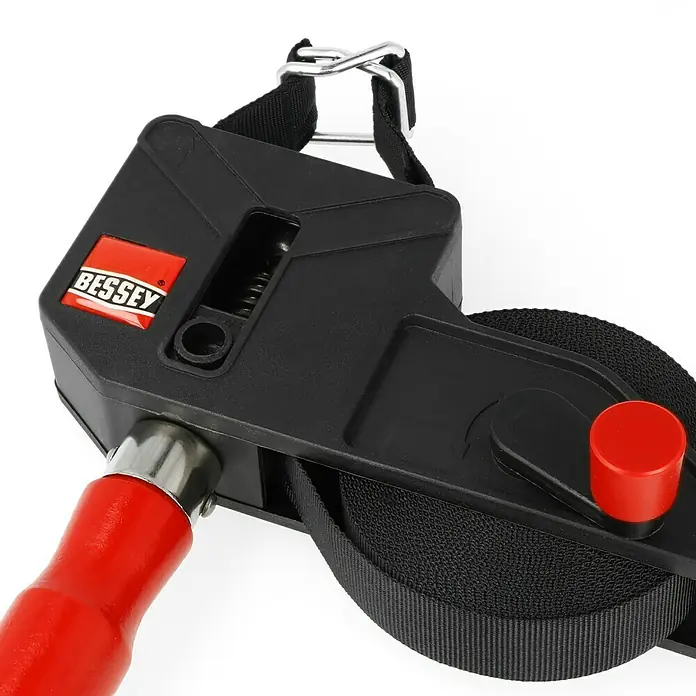 Bessey Bandspanner BAN 700 - Spannweite: 7 m - Bessy Bandspanner mit schwarzem Band und rotem Griff. Ideal zum Spannen von Werkstücken bei der Holzbearbeitung und DIY-Projekten.