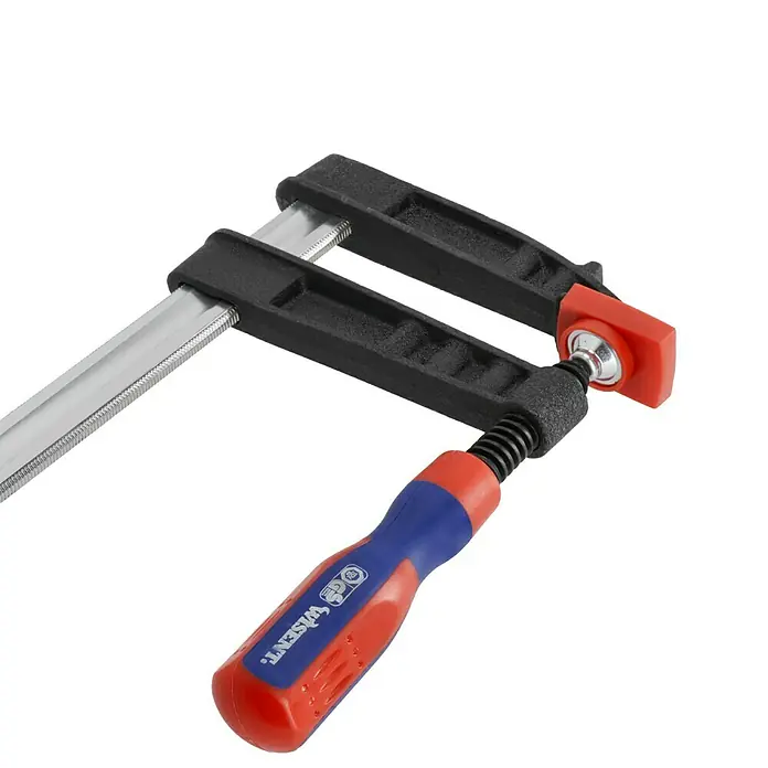 Wisent Schraubzwinge - Spannweite: 800 mm, Ausladung: 120 mm - Nahaufnahme einer Wisent Schraubzwinge mit blau-rotem Griff. Ideal für Werkstatt und Heimwerkerprojekte.