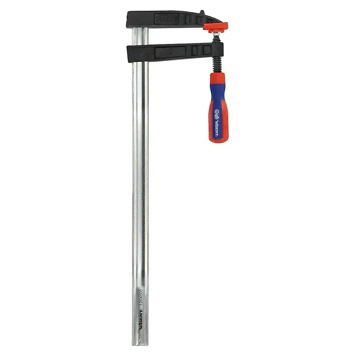 Wisent Schraubzwinge - Spannweite: 500 mm, Ausladung: 120 mm - Bild einer Wisent Schraubzwinge 120x500, die ein Werkstück festhält. Die Zwinge hat einen ergonomischen Griff und eine robuste Bauweise.