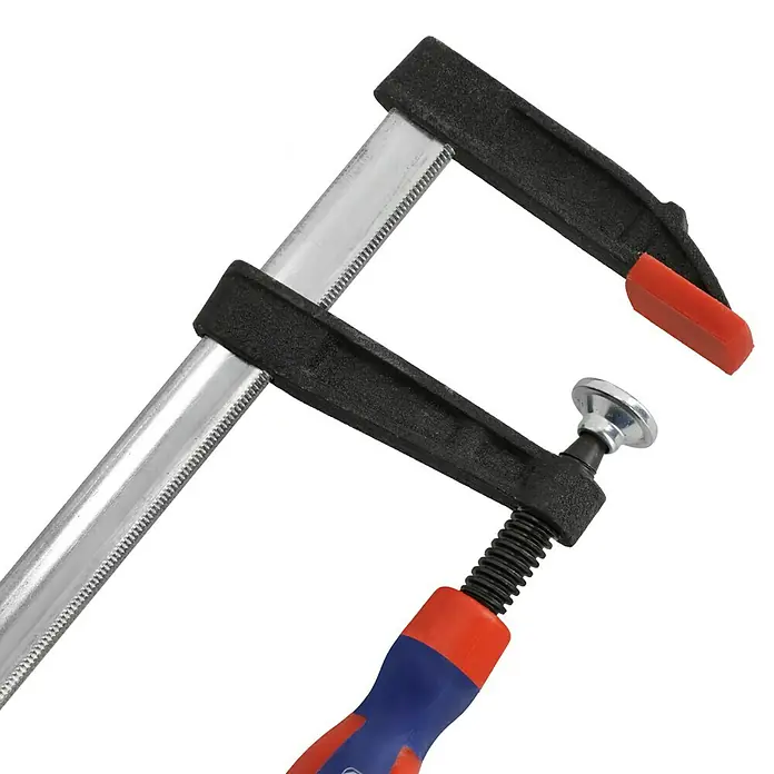 Wisent Sargento - Anchura de sujeción: 300 mm, Apertura máxima: 80 mm - Primer plano de una abrazadera de barra con riel plateado, marco negro y almohadillas rojas. Ideal para asegurar materiales en proyectos de carpintería.
