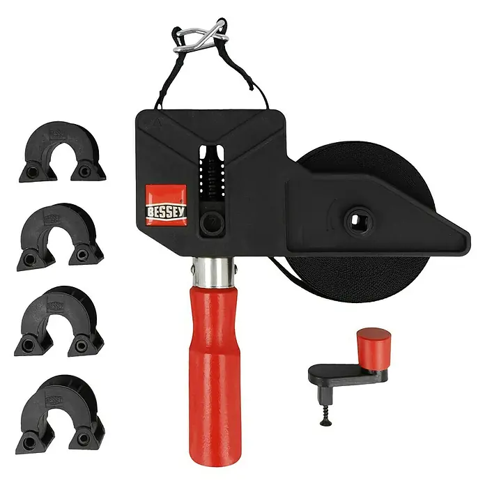 Bessey Bandspanner BAN 700 - Spannweite: 7 m - Das Bild zeigt eine BESSEY Bandspanner mit Zubehör, ideal zum präzisen Spannen von Werkstücken. Ein unverzichtbares Werkzeug für Schreiner und Heimwerker.