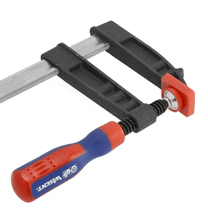 Wisent Sargento - Anchura de sujeción: 300 mm, Apertura máxima: 120 mm - Imagen de una sargento de carpintero. Es de color negro y plata con un mango rojo y azul y un extremo rojo.