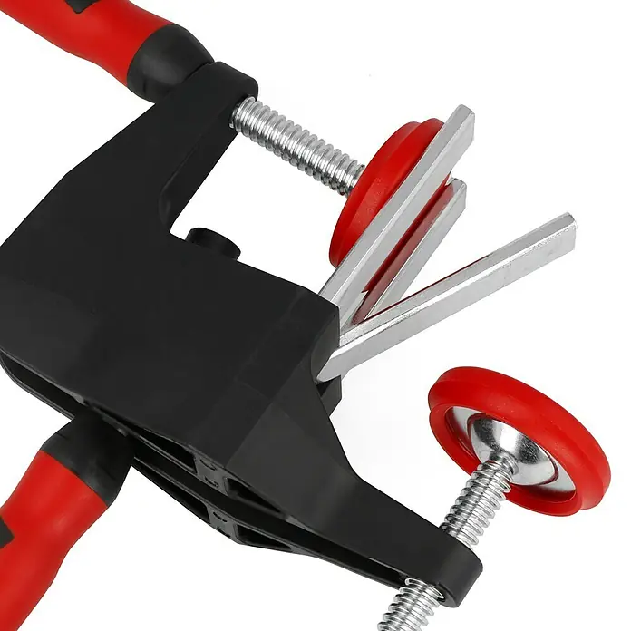 Bessey Richtzwinge TFM - Ausladung: 70 mm - Schraubzwinge mit roten Griffen und schwarzen Rahmen. Das Werkzeug ist ideal für Holzbearbeitung und ähnliche Projekte.