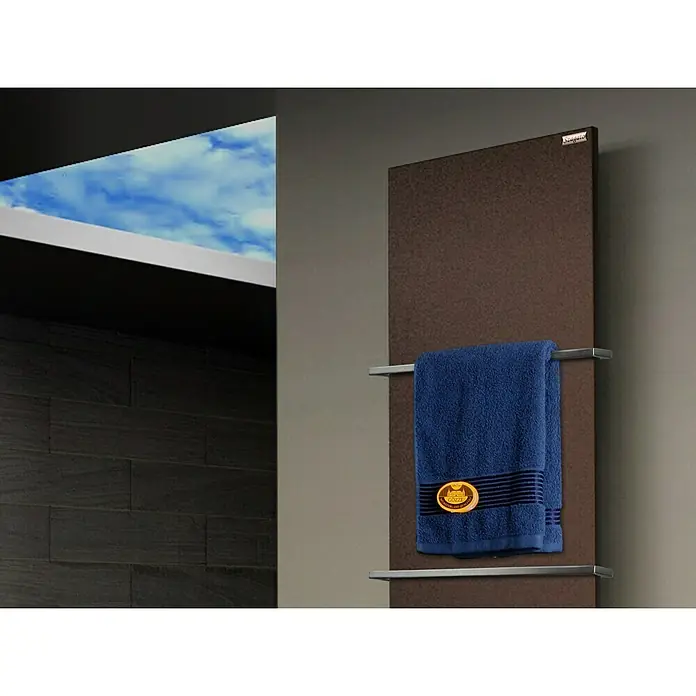 Szagato Designheizkörper Manhattan 3 - B x H: 470 x 1.800 mm, Wärmeleistung bei Vorlauftemperatur von 75 °C (D: 50): 1.118 W, Braun, Mit 2 Handtuchhalter (15 mm) - Ein brauner Handtuchwärmer mit einem marineblauen Handtuch hängt an der Wand. Das Handtuch ist mit einem goldenen Abzeichen verziert.
