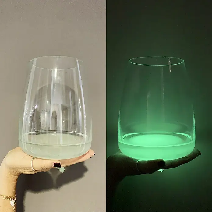 Fleur Pigmento concentrado Polvo fotoluminiscente - Fluor, 5 g - El vaso de vidrio brillante, un recipiente único que brilla en la oscuridad en un verde vibrante, ofreciendo una experiencia visual fascinante.
