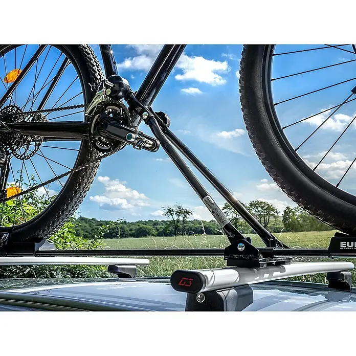 Eufab Fahrradträgeraufsatz Super Bike - Geeignet für: 1 Fahrrad, Traglast: 15 kg - Das Bild zeigt eine Fahrradhalterung auf dem Dach eines Autos, mit einem Fahrrad sicher befestigt. Das Zubehör ist ideal für den Transport.