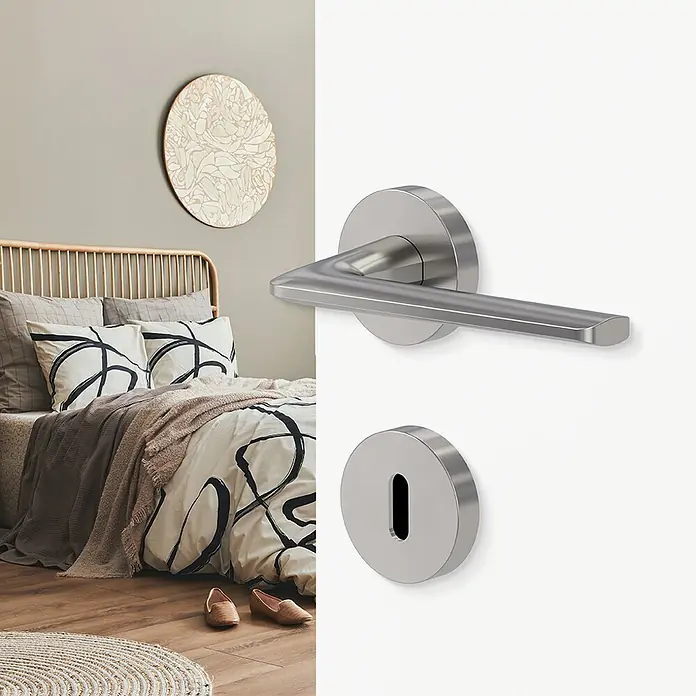 Diamond Doors Creative Drückergarnitur Roswell - Stärke Tür: 38 mm - 45 mm, Edelstahl, Samtgrau, Buntbart - Nahaufnahme eines modernen Türgriffs aus gebürstetem Metall, der ein elegantes Design und hochwertige Verarbeitung zeigt.