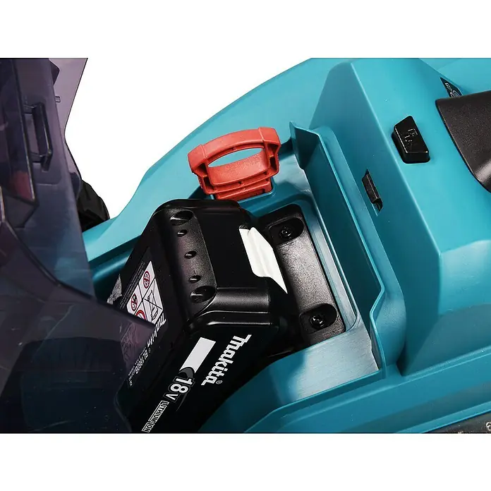 Makita LXT 18V Akku-Rasenmäher DLM330RM - 18 V, 1 Akku, 4 Ah, Schnittbreite: 33 cm - Nahaufnahme eines Rasenmähers mit eingesetztem Makita 18V Akku, rotem Griff und schwarzem Einschaltknopf.
