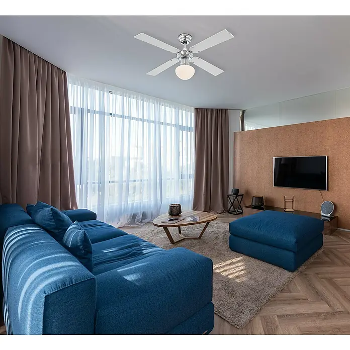 Globo Deckenventilator Champion - Chrom, 105 cm, 60 W - Helle Deckenventilator mit vier Flügeln und einer runden Lampe in einem modern eingerichteten Wohnzimmer, der für eine angenehme Atmosphäre sorgt.