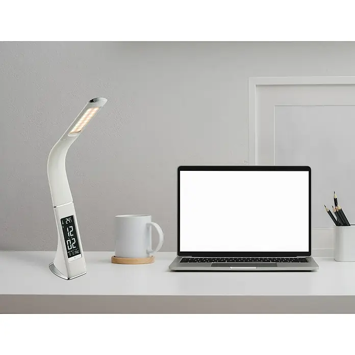 Globo LED-Tischleuchte - 6 W, L x B x H: 25 x 7 x 50 cm, Weiß, Kaltweiß - Ein eleganter, weißer Schreibtisch mit einer modernen Lampe mit Digitalanzeige, einem Laptop, einer Tasse und Stiften.