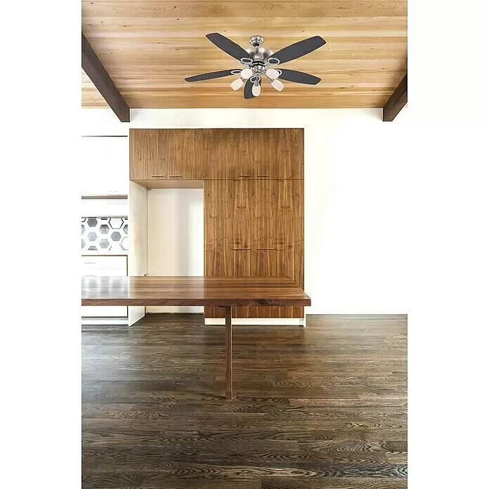 Globo Ventilador de techo Jerry - Níquel mate, Opal, Haya/grafito, 130 cm, 40 W - Habitación moderna con una mesa de madera larga, gabinetes empotrados a juego, suelo de madera oscura, techo de madera clara y un ventilador de techo.