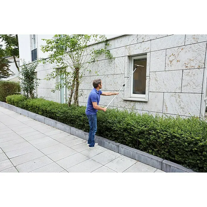 Unger Teleskopstange - Länge Stiel: 2,5 m - Mann putzt Fenster mit Fensterwischer mit Teleskopstiel für schwer erreichbare Fensterbereiche, für eine gründliche Reinigung.