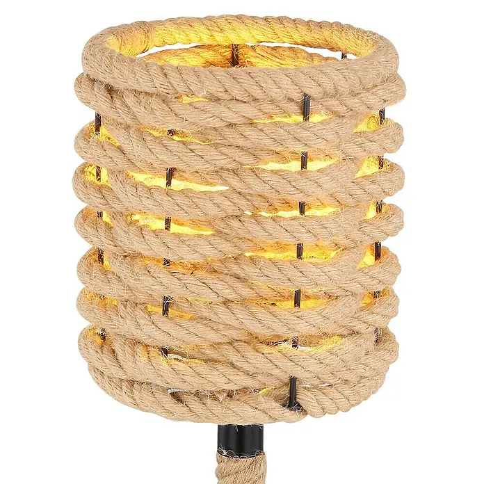 Globo Halia Lámpara de sobremesa decorativa - 40 W, L x An x Al: 20 x 20 x 30 cm - Primer plano de una lámpara de cuerda, que emite una luz cálida y acogedora, agregando un toque rústico.