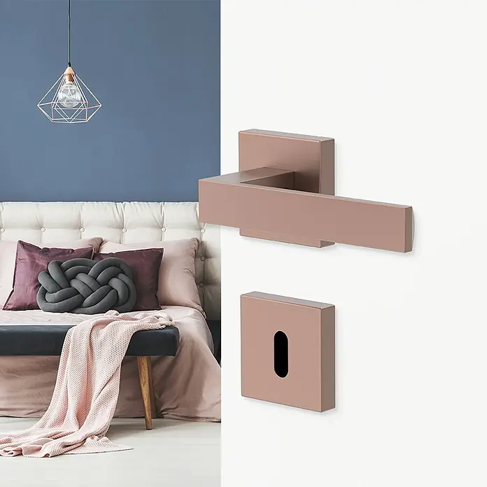 Diamond Doors Creative Zimmertürgarnitur Savannah - Stärke Tür: 40 mm - 45 mm, Kupfer, Buntbart - Nahaufnahme einer modernen Roségoldenen Türgarnitur, die ein elegantes Detail für jedes Interieur darstellt.